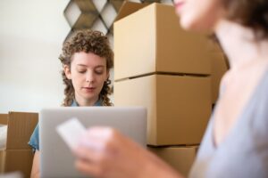 Empresário analisando regime tributário para e-commerce em Guarulhos no computador
